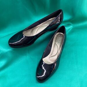 HUSH PUPPIES—SOFT STYLE Women’s Shiny Black Patent Low Heel Pump—Sz 7.5M